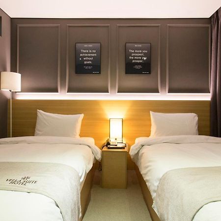 Vella Suite Hotel Suwon Exteriör bild