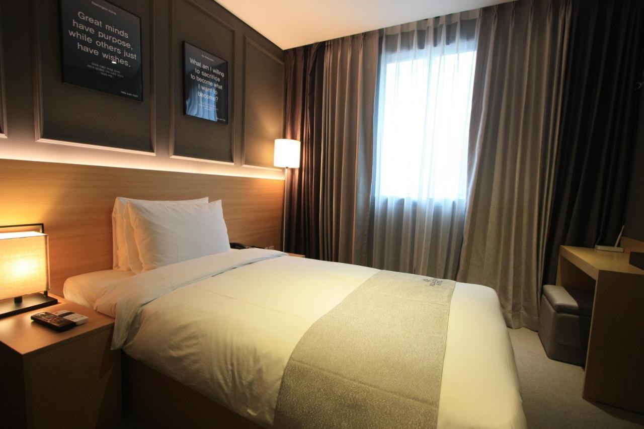 Vella Suite Hotel Suwon Exteriör bild