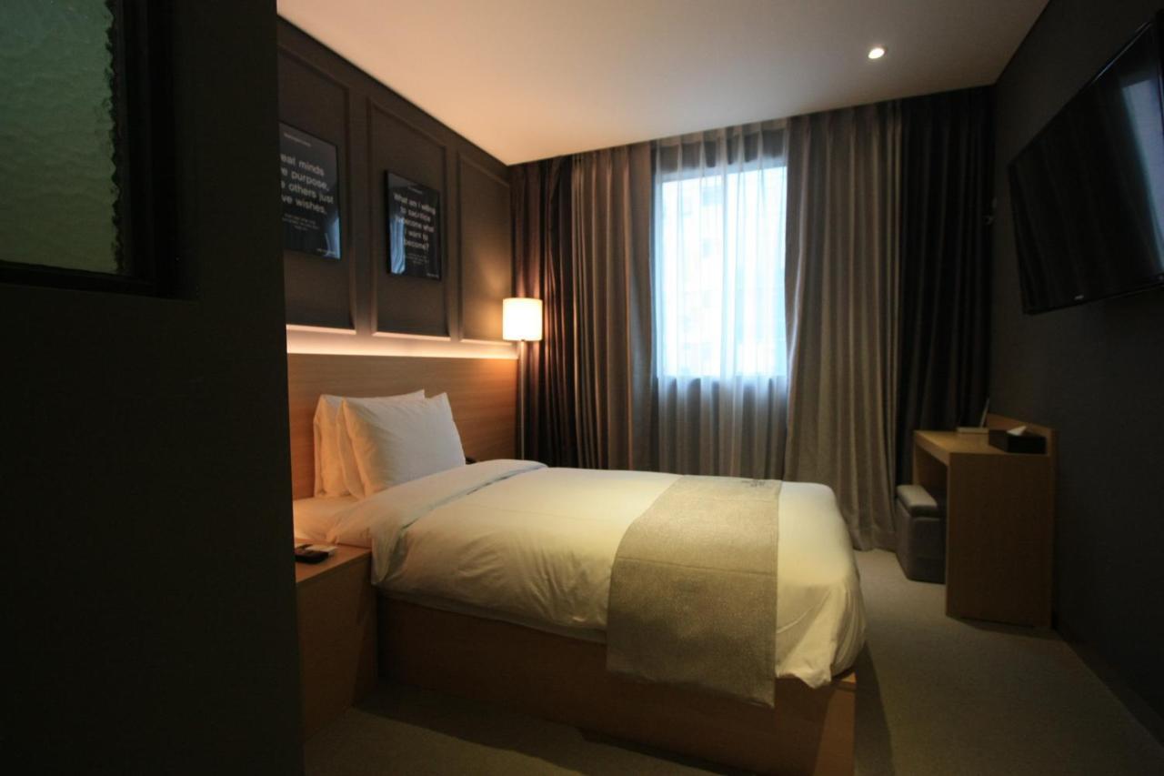 Vella Suite Hotel Suwon Exteriör bild