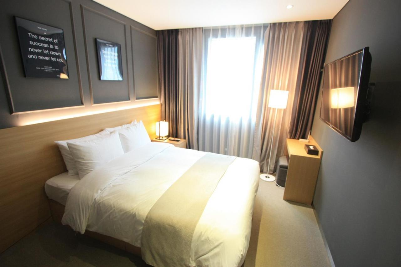 Vella Suite Hotel Suwon Exteriör bild