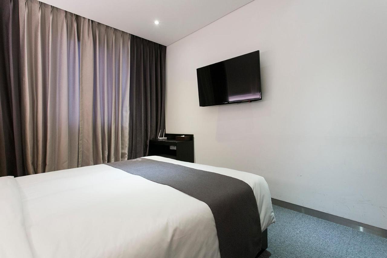 Vella Suite Hotel Suwon Exteriör bild
