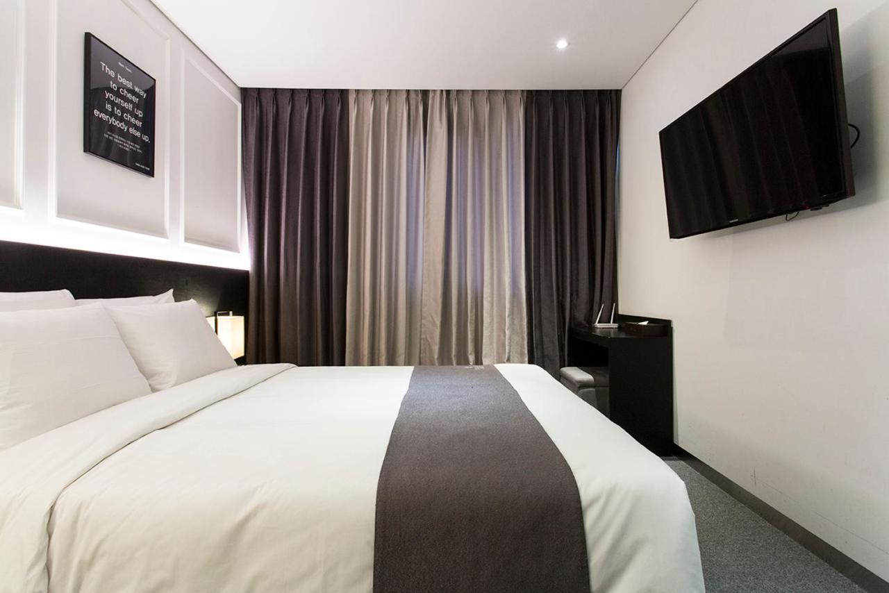 Vella Suite Hotel Suwon Exteriör bild